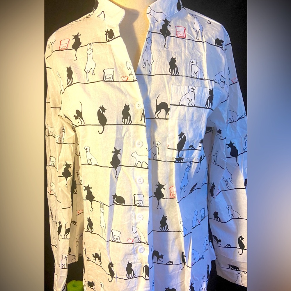 🔥NWOT - Black & White Cat Blouse